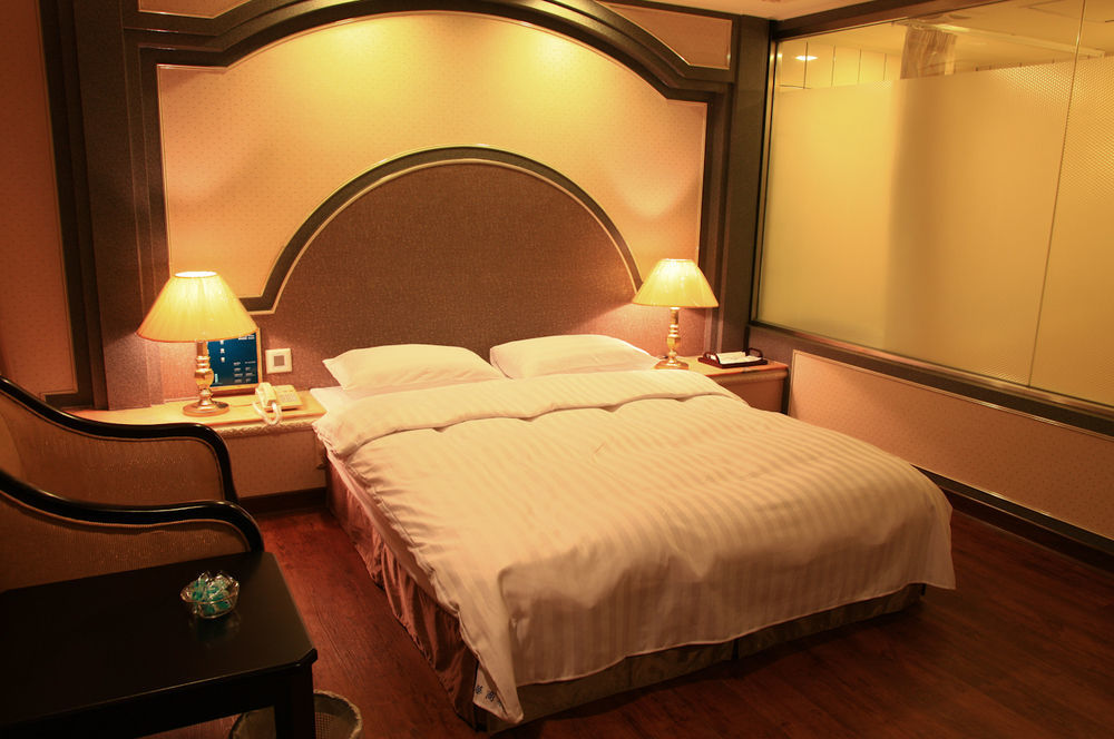 First Plaza Hotel Taichung Eksteriør billede