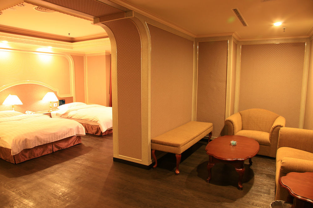 First Plaza Hotel Taichung Eksteriør billede