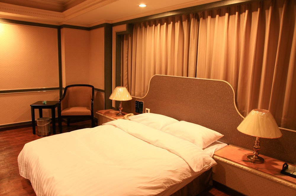 First Plaza Hotel Taichung Eksteriør billede