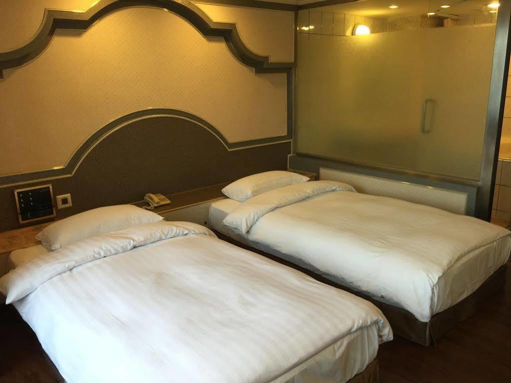 First Plaza Hotel Taichung Eksteriør billede