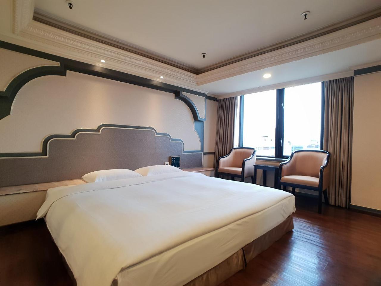 First Plaza Hotel Taichung Eksteriør billede